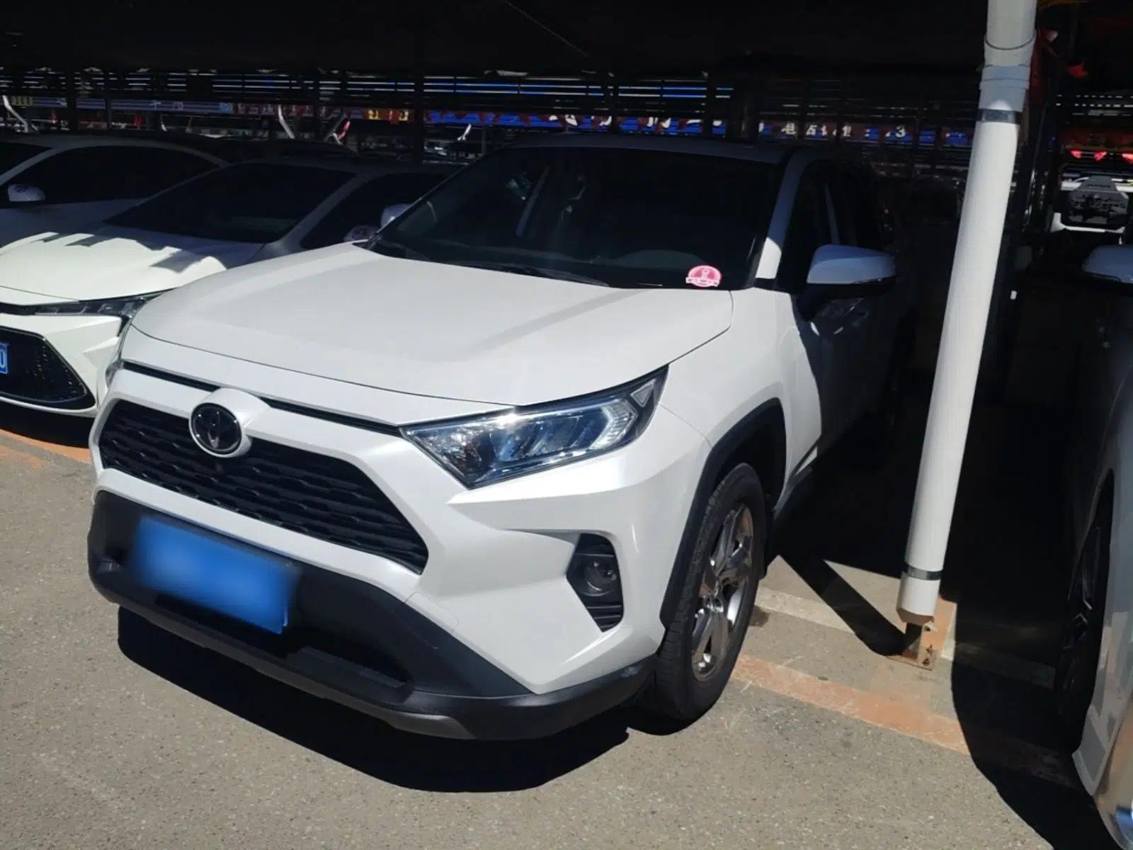 Used Toyota RAV4 2021 2.0L CVT Two-Wheel Drive Fashion Edition — миниатюра 1