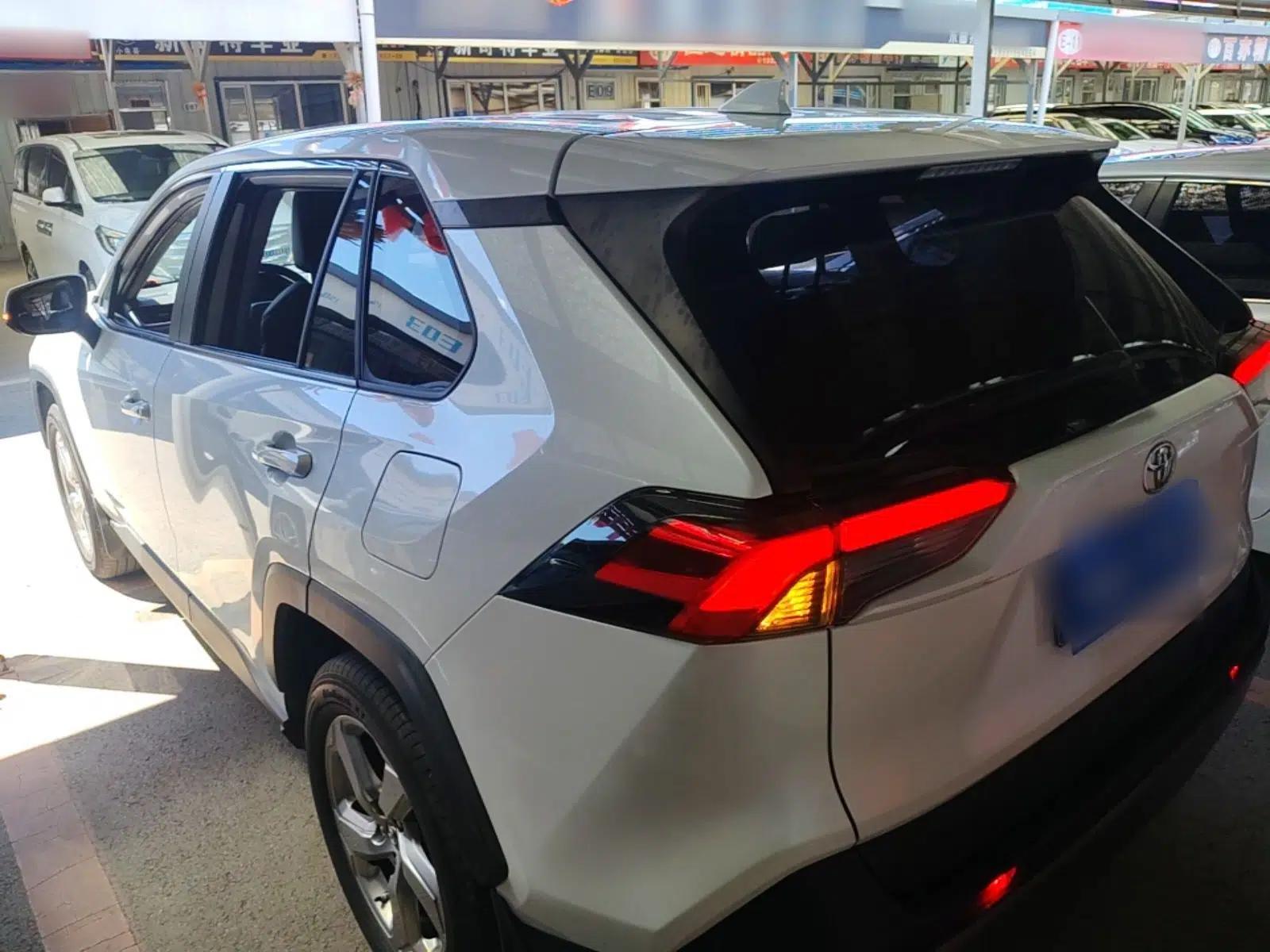 Used Toyota RAV4 2021 2.0L CVT Two-Wheel Drive Fashion Edition — миниатюра 4