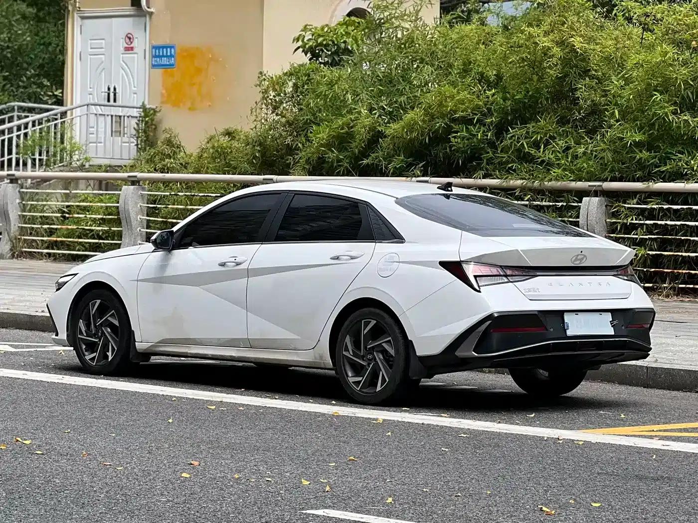 Hyundai Elantra 2023 1.5L CVT GLX Elite Edition — миниатюра 4