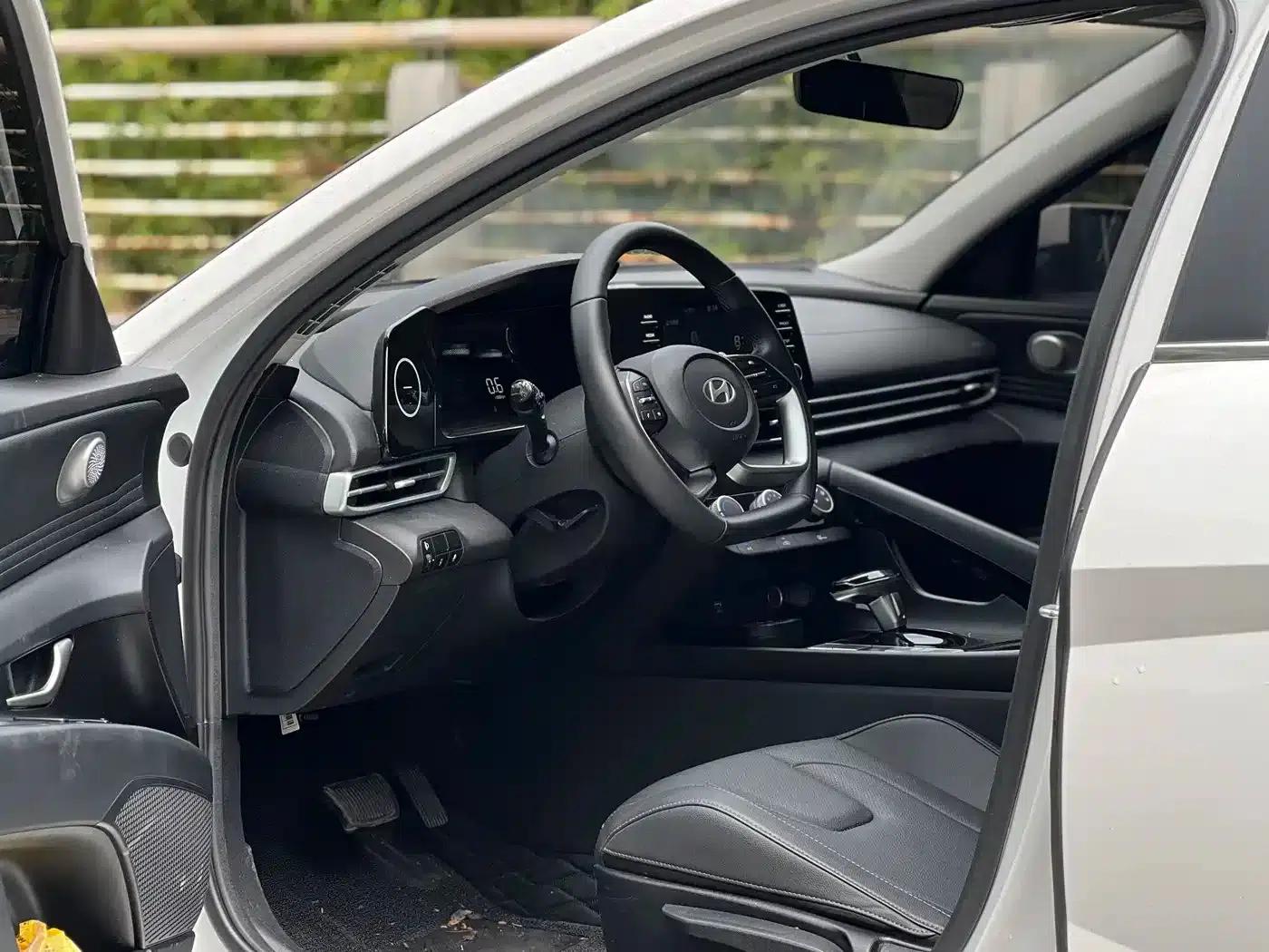 Hyundai Elantra 2023 1.5L CVT GLX Elite Edition — миниатюра 5