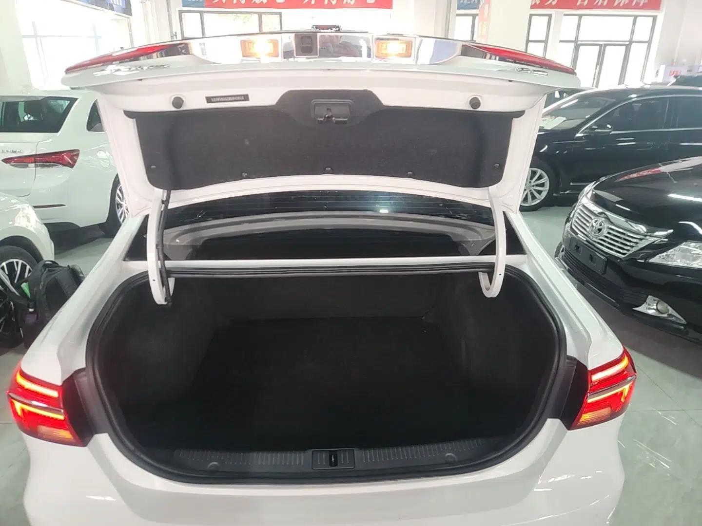 Used Roewe i6 2020 PLUS 1.6L CVT 4G Connected Glory Flagship Edition — миниатюра 22