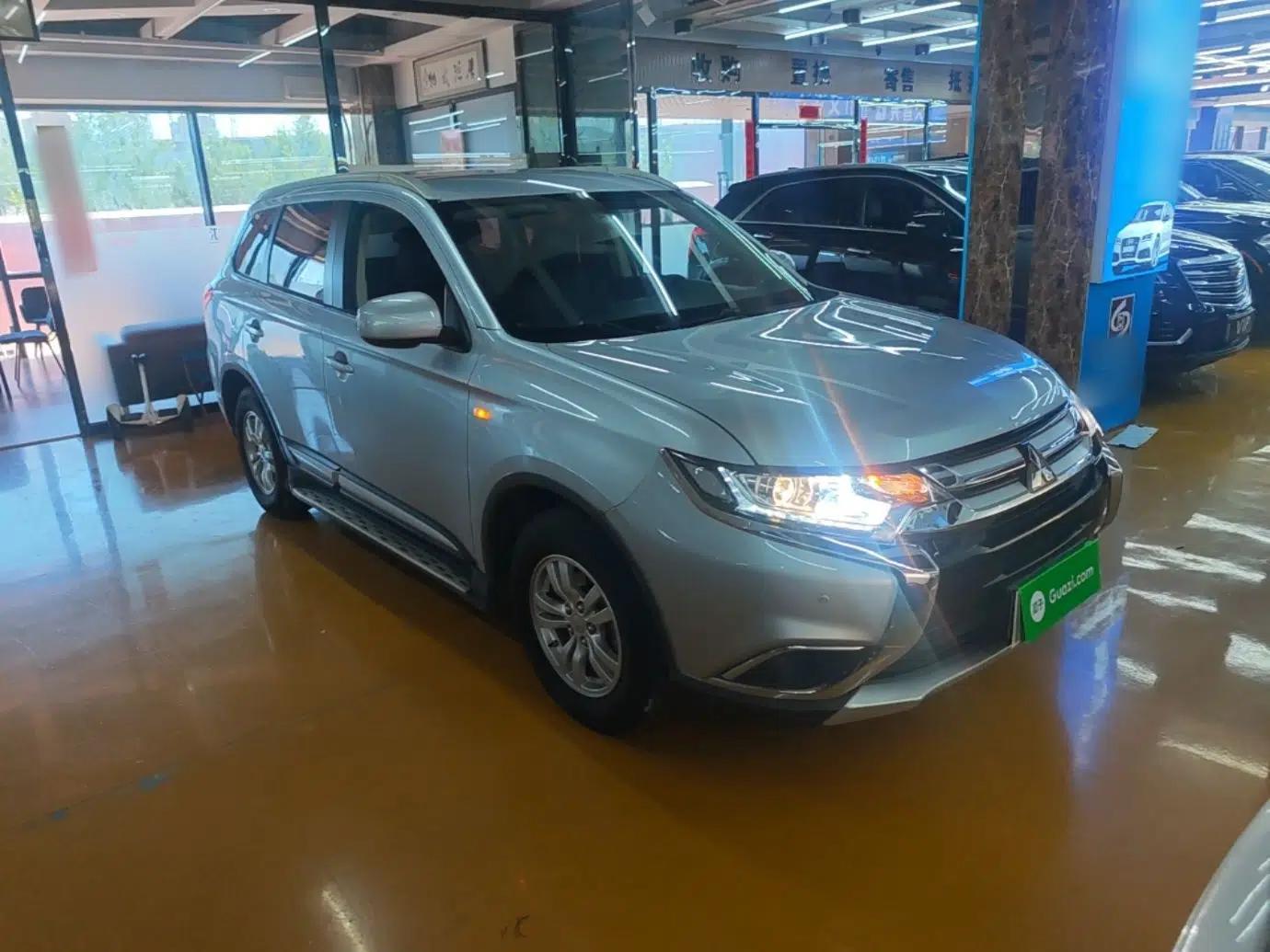 Used Mitsubishi Outlander 2016 2.0L Two-Wheel Drive Fashion Edition 5 Seats — миниатюра 3