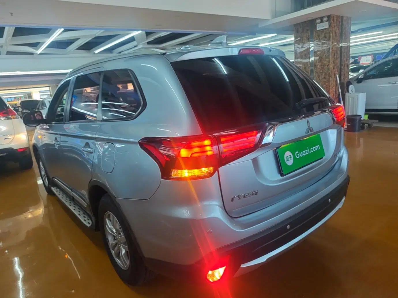 Used Mitsubishi Outlander 2016 2.0L Two-Wheel Drive Fashion Edition 5 Seats — миниатюра 4