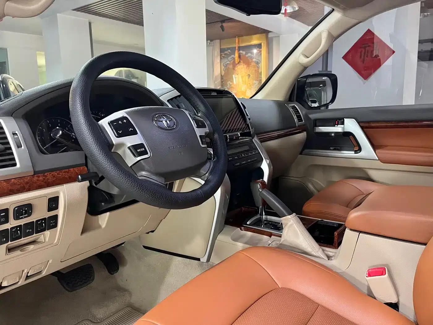 2015 Imported Land Cruiser 4.0L V6 Middle East Base Model — миниатюра 11