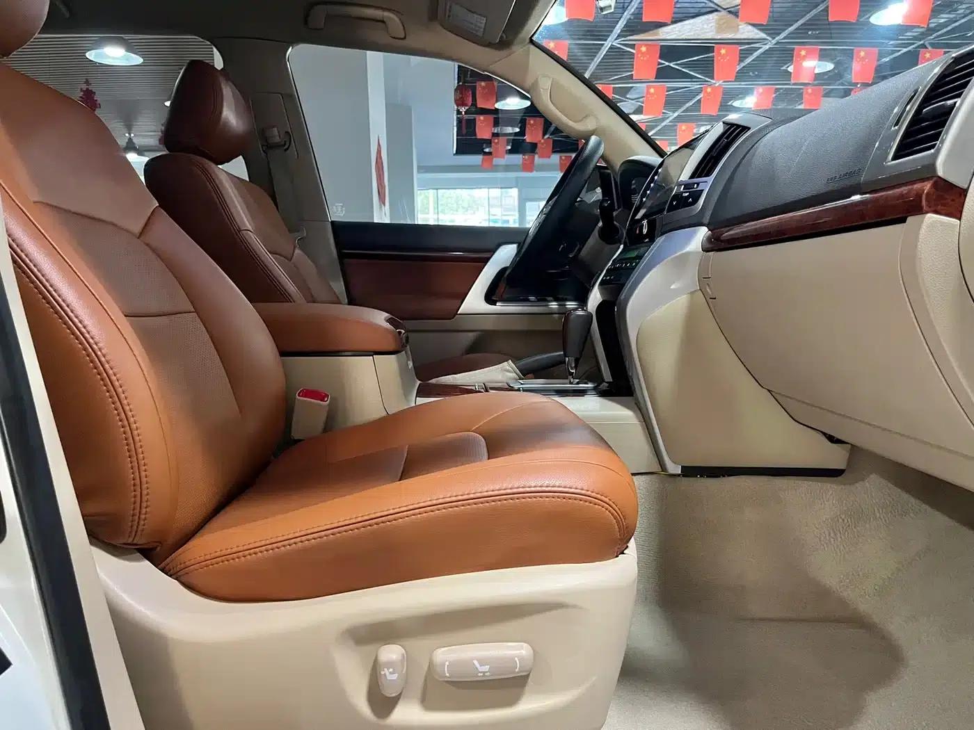 2015 Imported Land Cruiser 4.0L V6 Middle East Base Model — миниатюра 12