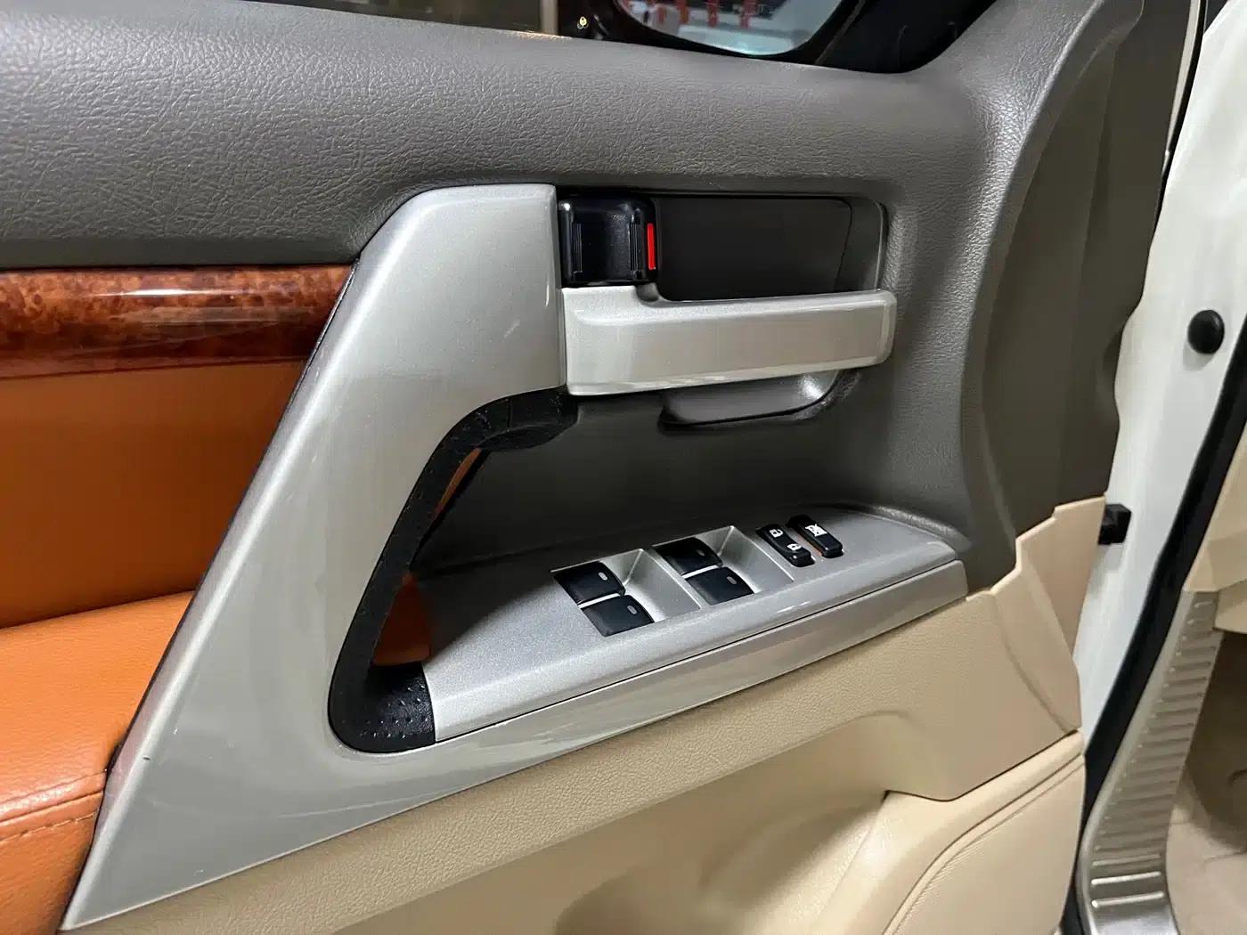 2015 Imported Land Cruiser 4.0L V6 Middle East Base Model — миниатюра 13