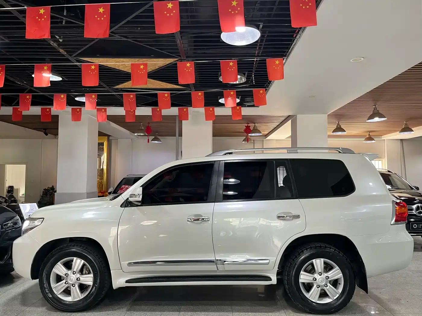 2015 Imported Land Cruiser 4.0L V6 Middle East Base Model — миниатюра 17