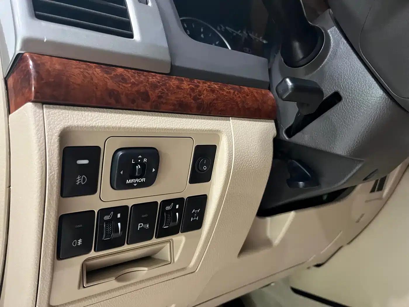 2015 Imported Land Cruiser 4.0L V6 Middle East Base Model — миниатюра 4