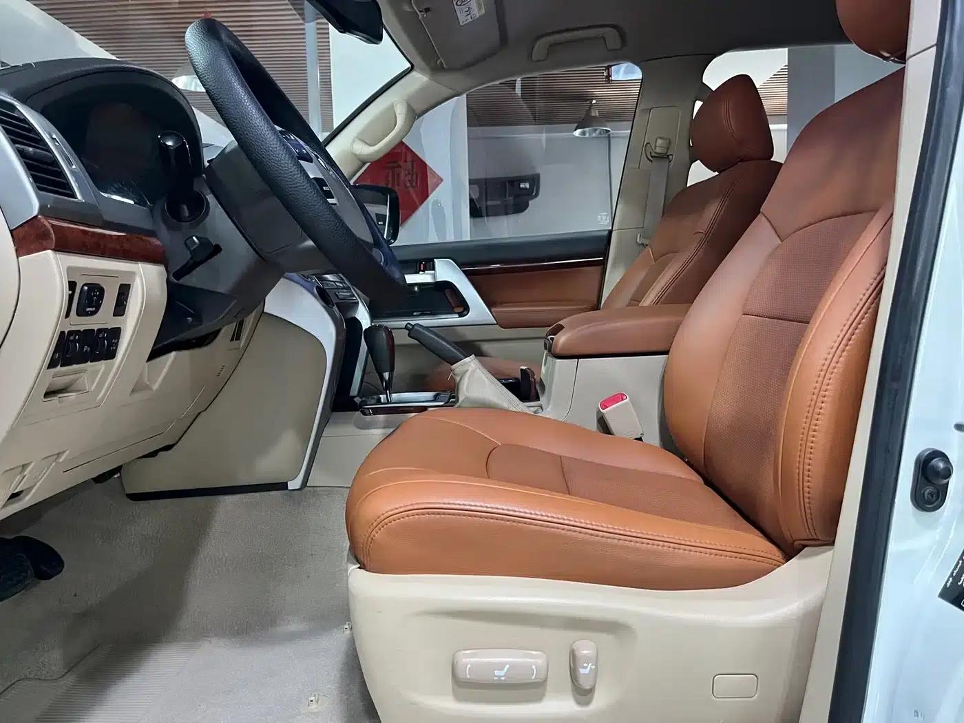2015 Imported Land Cruiser 4.0L V6 Middle East Base Model — миниатюра 5