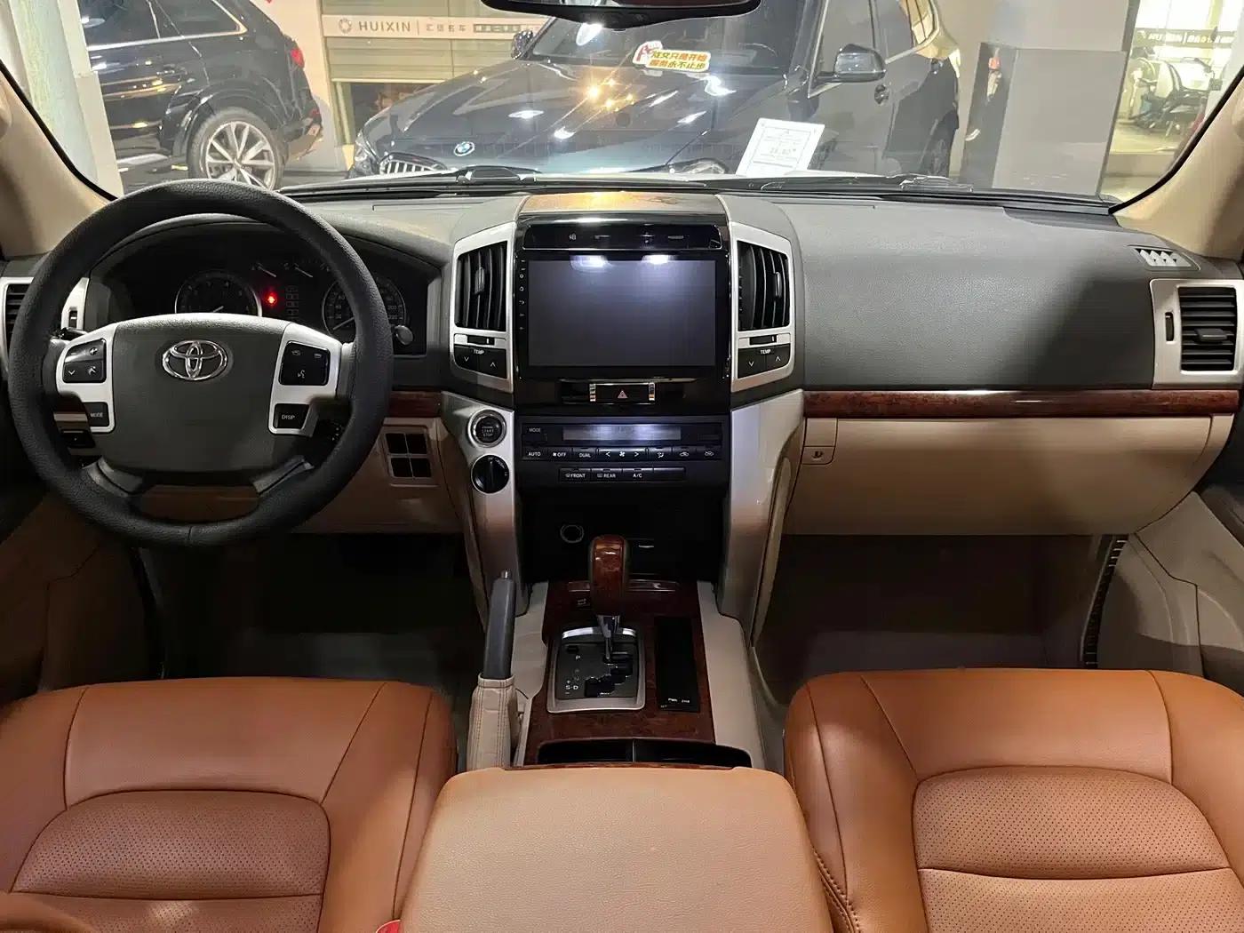 2015 Imported Land Cruiser 4.0L V6 Middle East Base Model — миниатюра 7