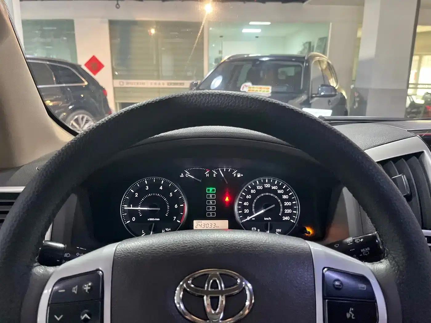 2015 Imported Land Cruiser 4.0L V6 Middle East Base Model — миниатюра 8