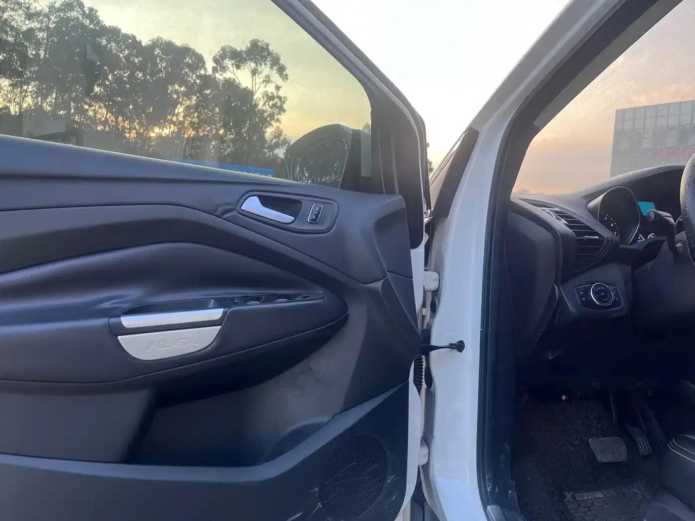 Ford Kuga 2015 1.5L GTDi 2WD Comfort Model — миниатюра 5