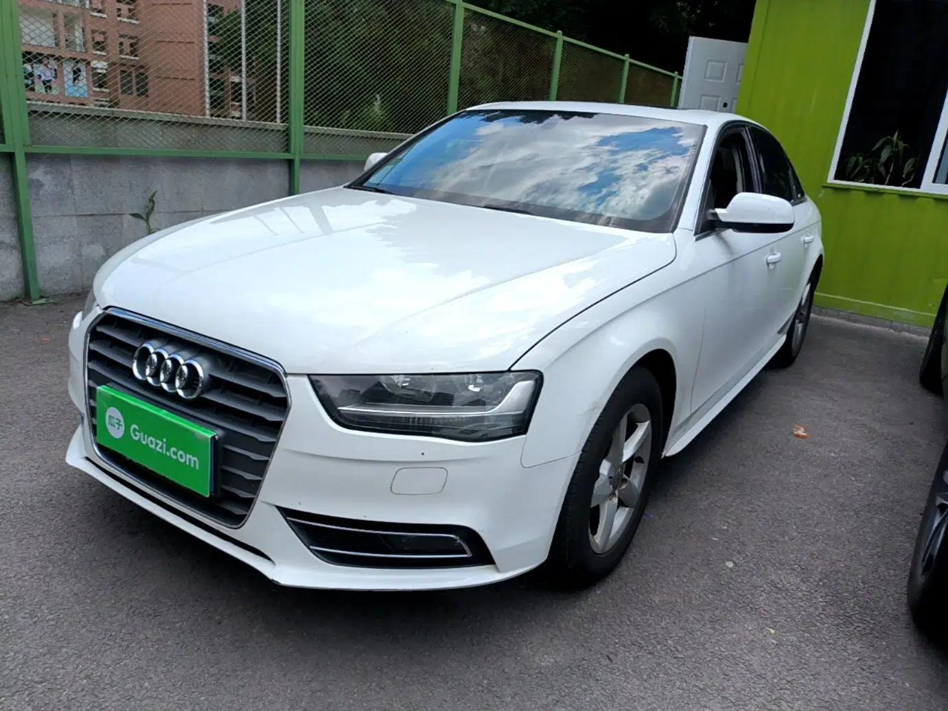 Audi A4L 2013 30 TFSI Automatic Comfort Model — миниатюра 1