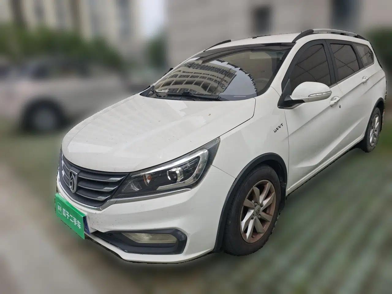 Baojun 310W 2017 1.5L Manual Fashion Model China V — миниатюра 1