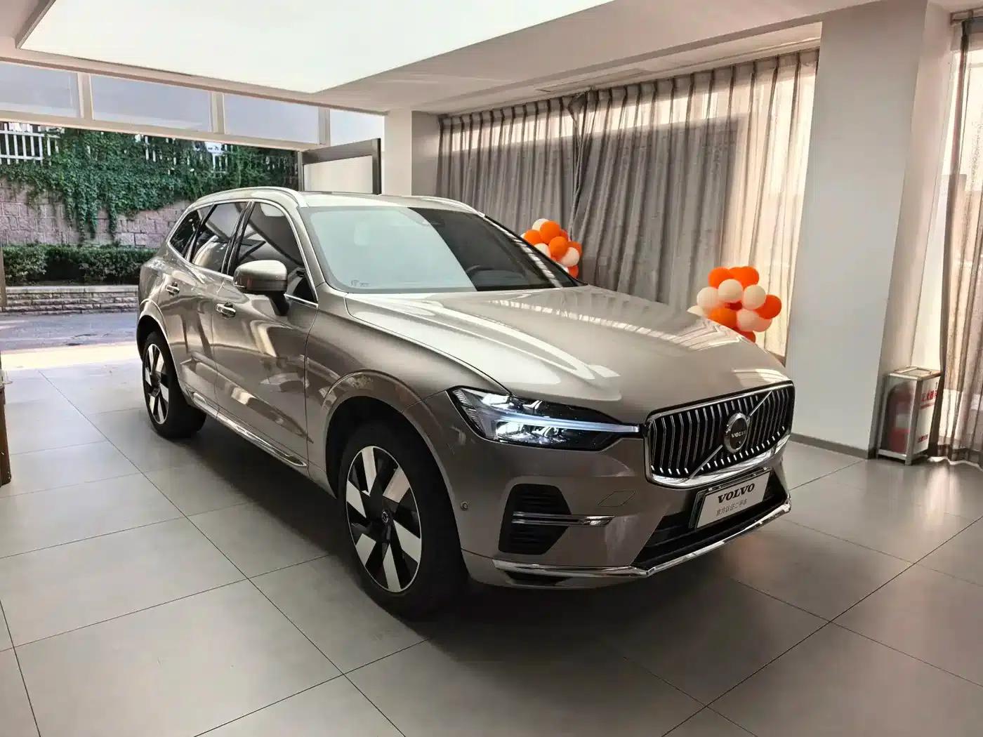 2025 Volvo XC60 Plug-in Hybrid, Long Range AWD Inscription Luxury Edition — миниатюра 3