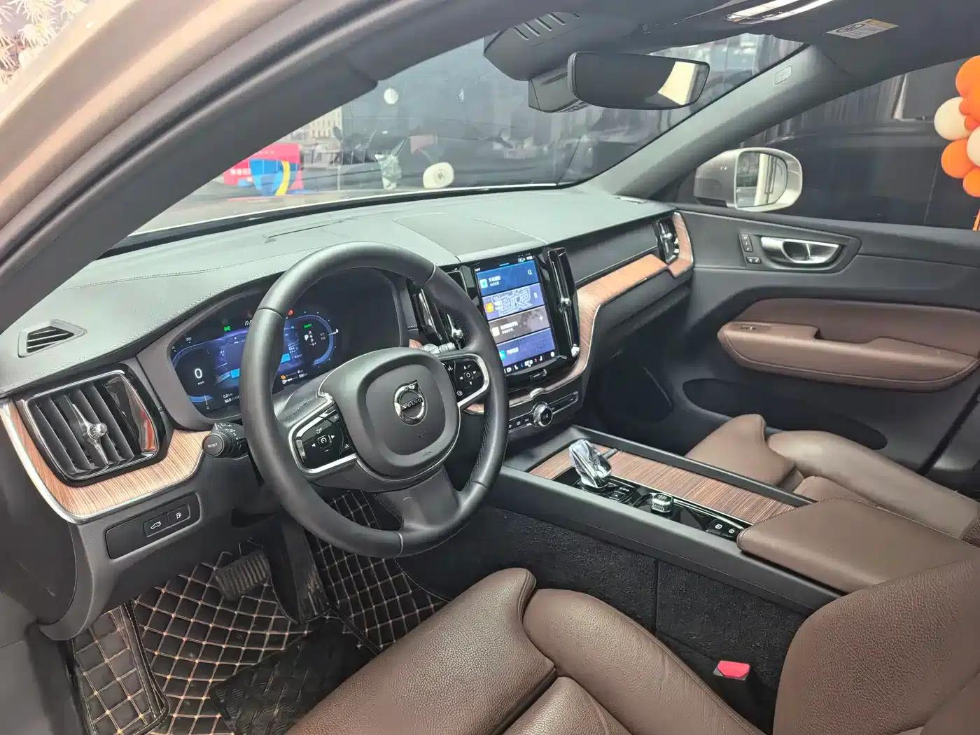2025 Volvo XC60 Plug-in Hybrid, Long Range AWD Inscription Luxury Edition — миниатюра 5