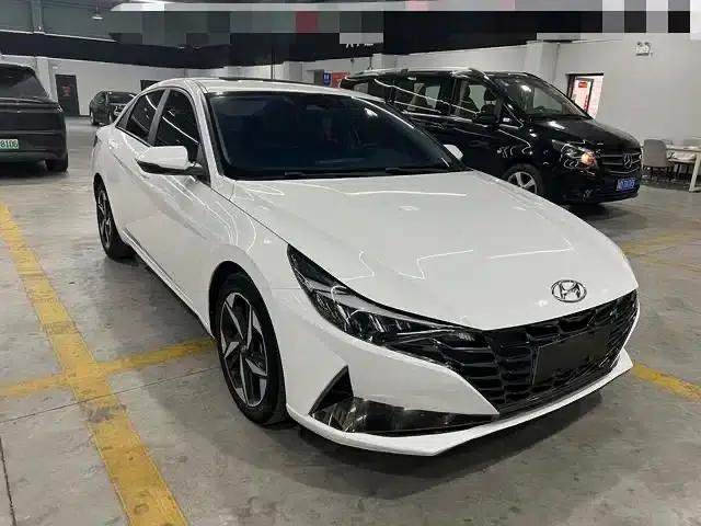 Hyundai Elantra 2022 1.5L CVT LUX Premium Edition — миниатюра 3