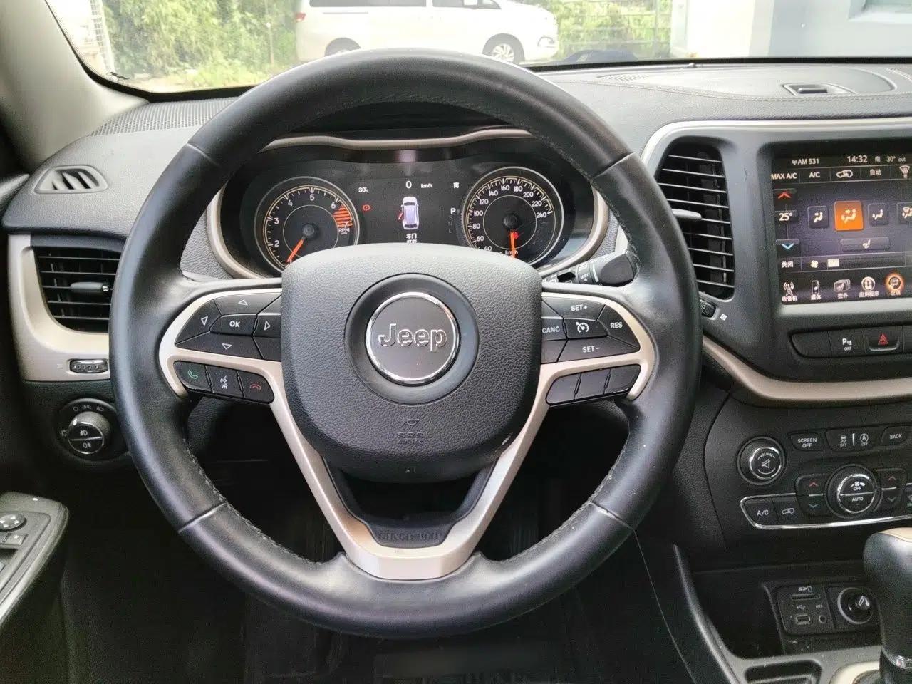 Jeep Cherokee 2017 2.0L Superior Edition — миниатюра 10