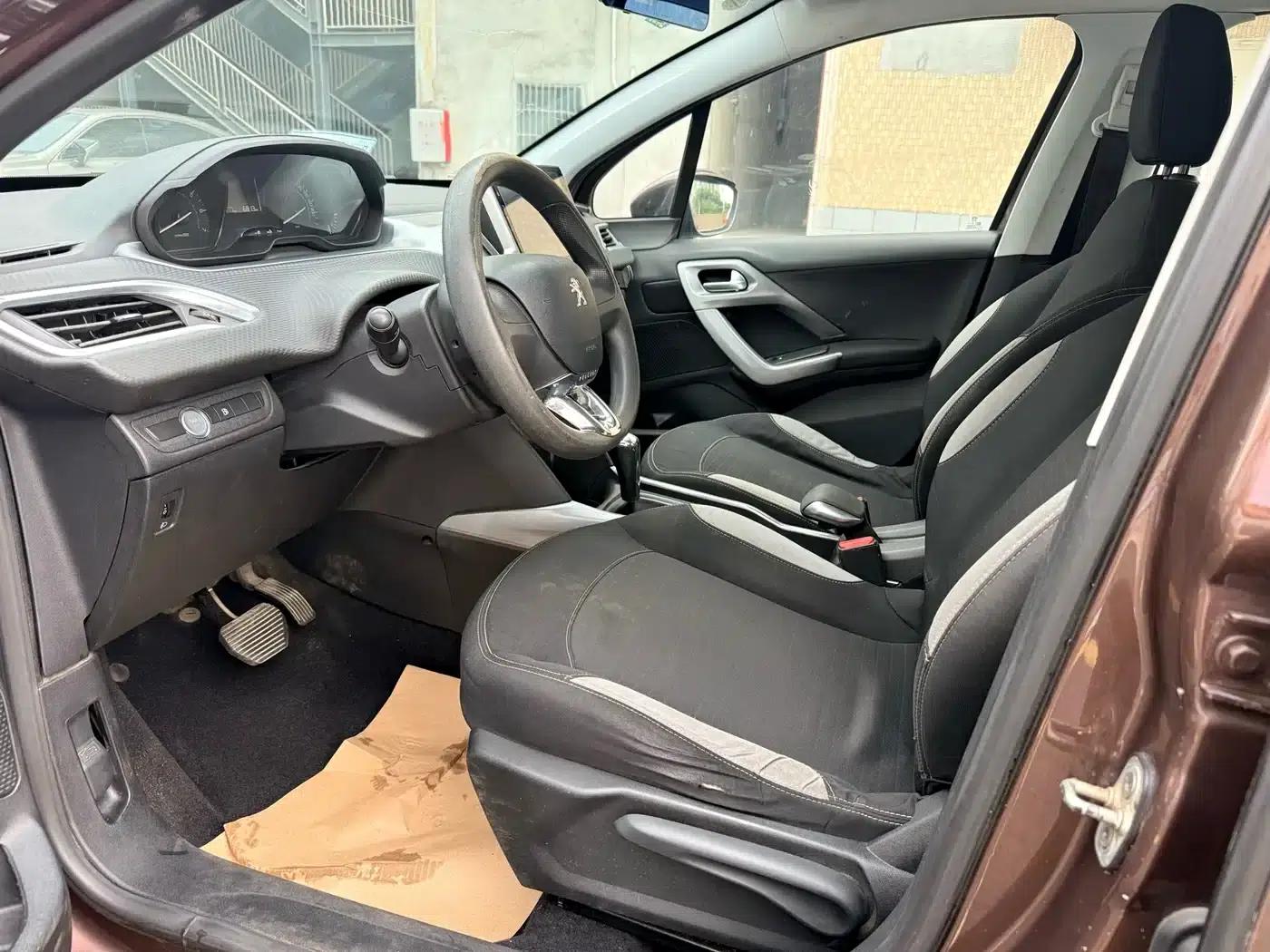 Peugeot 2008 2016 230THP Automatic Fashion Edition — миниатюра 4