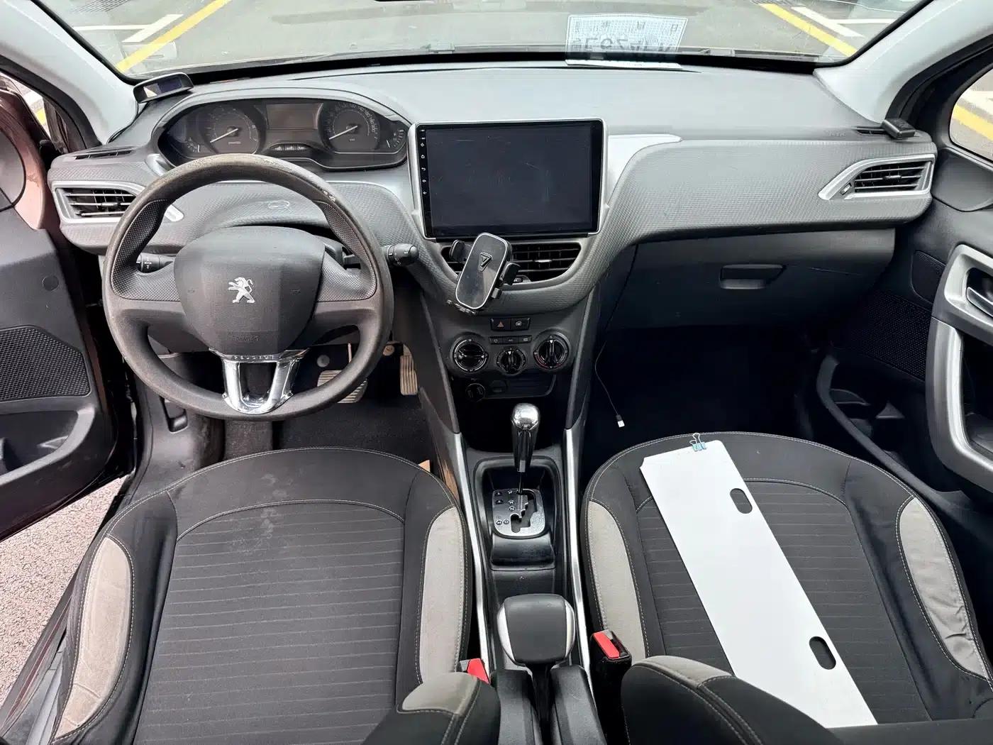 Peugeot 2008 2016 230THP Automatic Fashion Edition — миниатюра 5