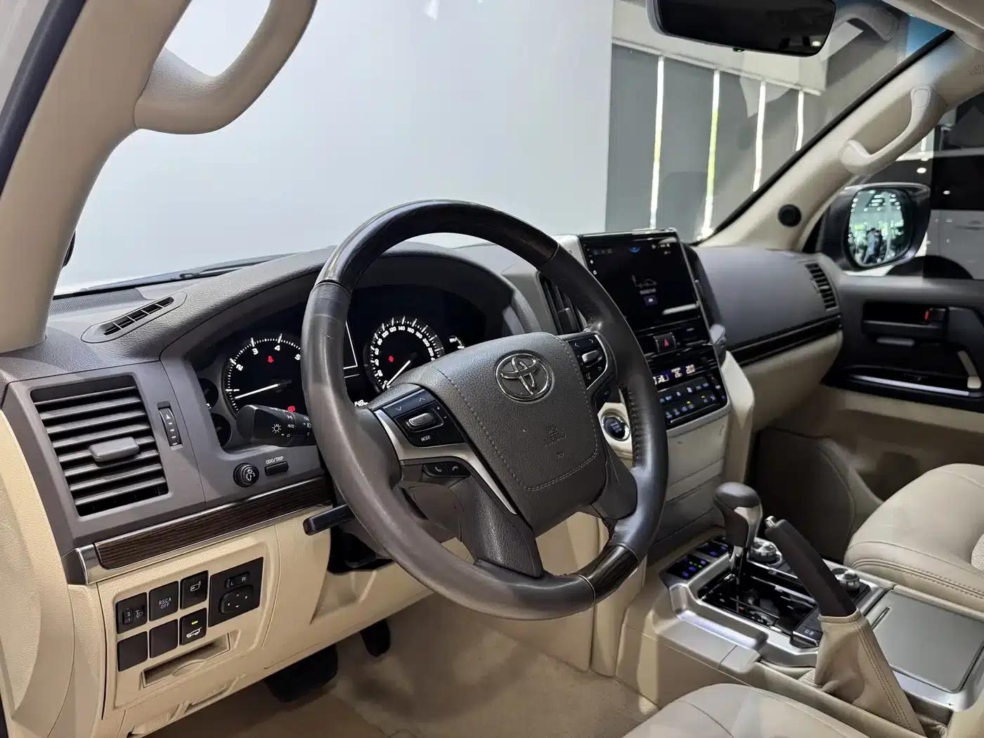2019 Land Cruiser (Imported) 4.6L Middle East Edition — миниатюра 11