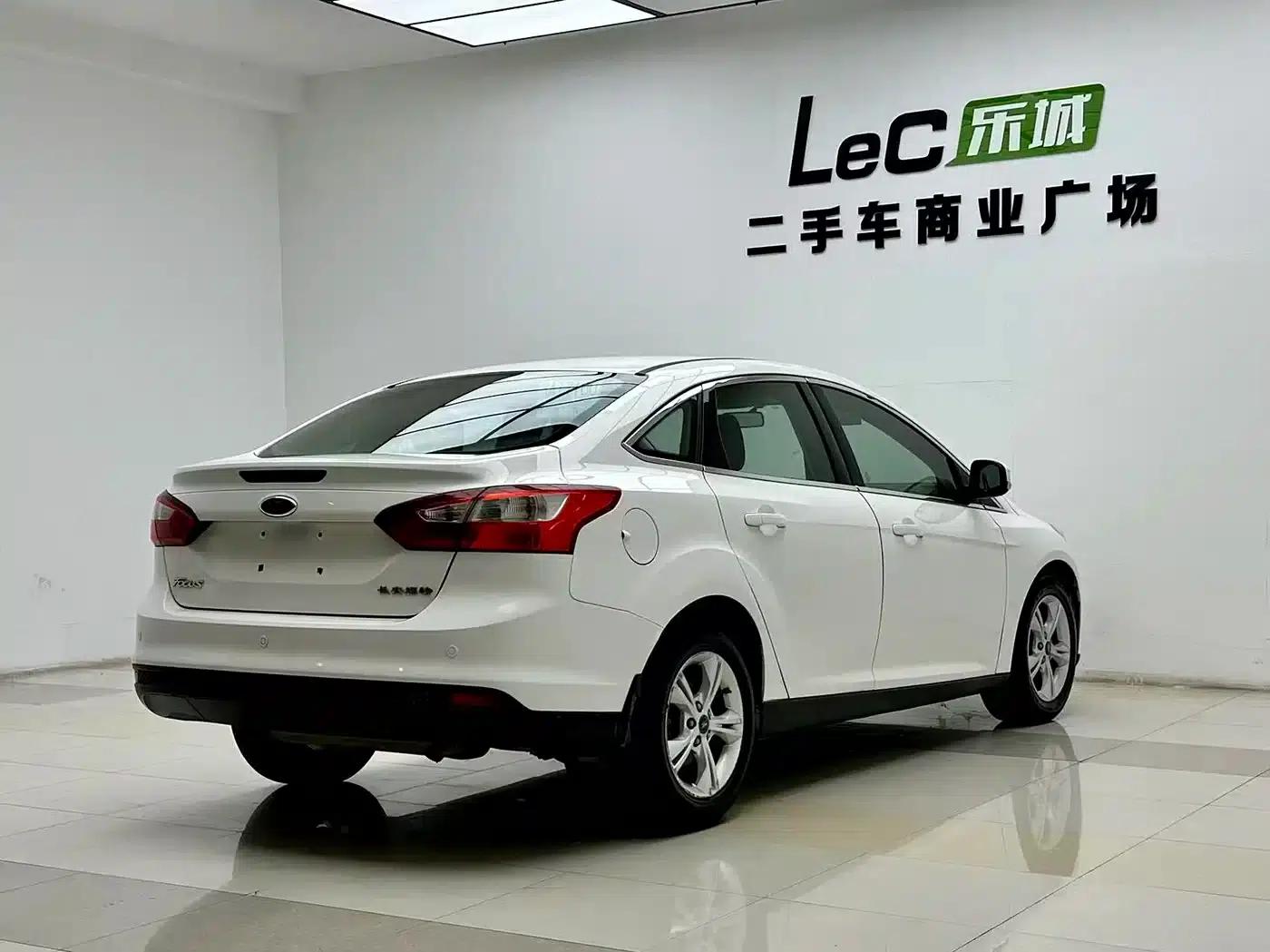 Ford Focus 2012 Sedan 1.6L Automatic Fashion Edition — миниатюра 4