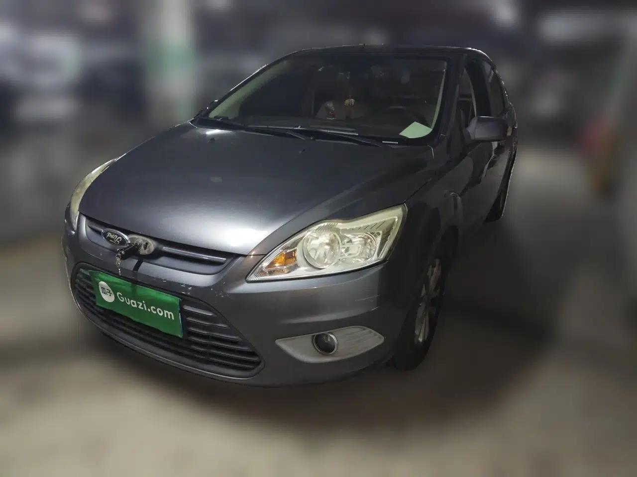 Ford Focus 2013 Sedan Classic 1.8L Manual Base Model — миниатюра 1