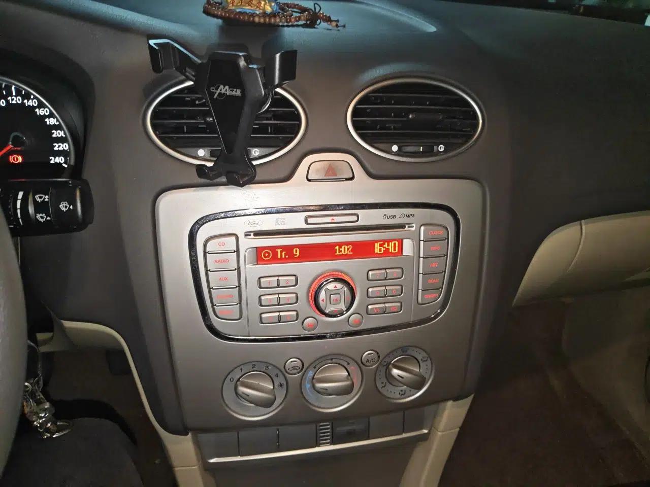 Ford Focus 2013 Sedan Classic 1.8L Manual Base Model — миниатюра 13