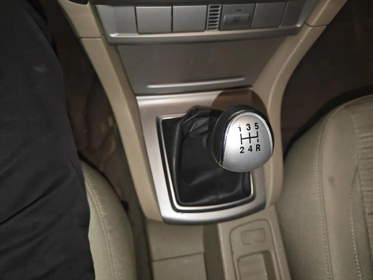 Ford Focus 2013 Sedan Classic 1.8L Manual Base Model — миниатюра 14