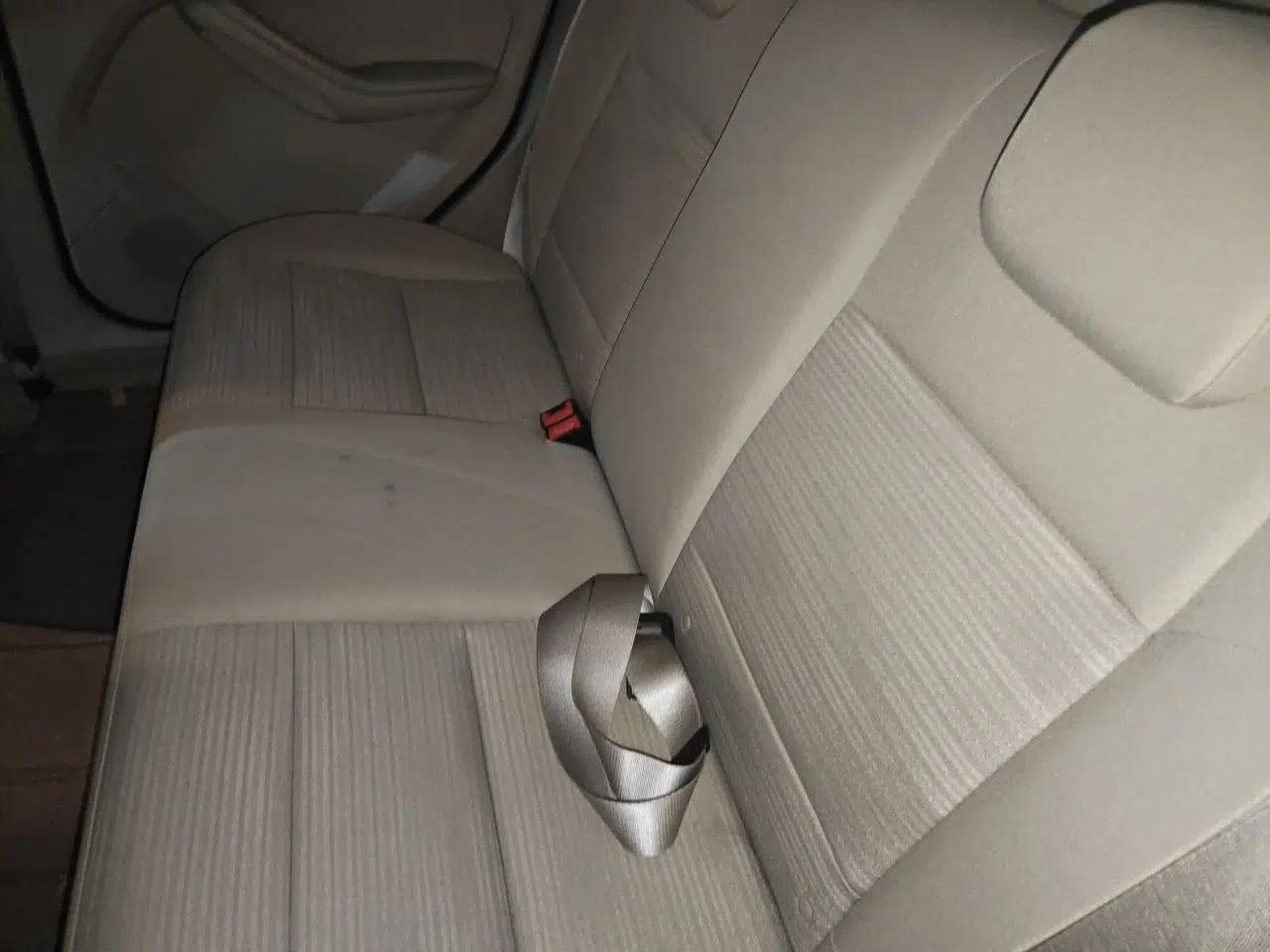Ford Focus 2013 Sedan Classic 1.8L Manual Base Model — миниатюра 17