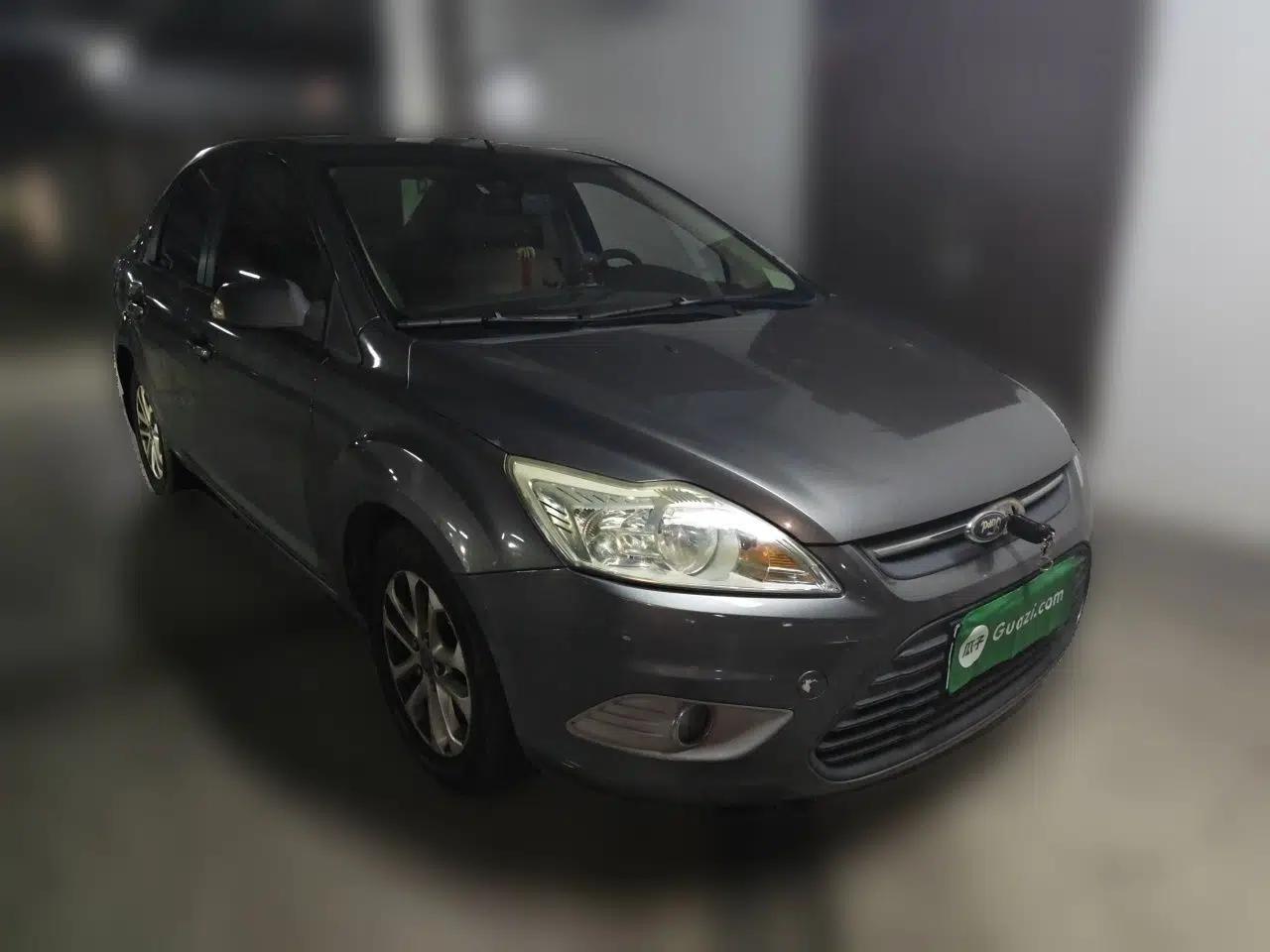 Ford Focus 2013 Sedan Classic 1.8L Manual Base Model — миниатюра 3