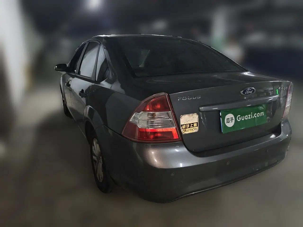 Ford Focus 2013 Sedan Classic 1.8L Manual Base Model — миниатюра 4