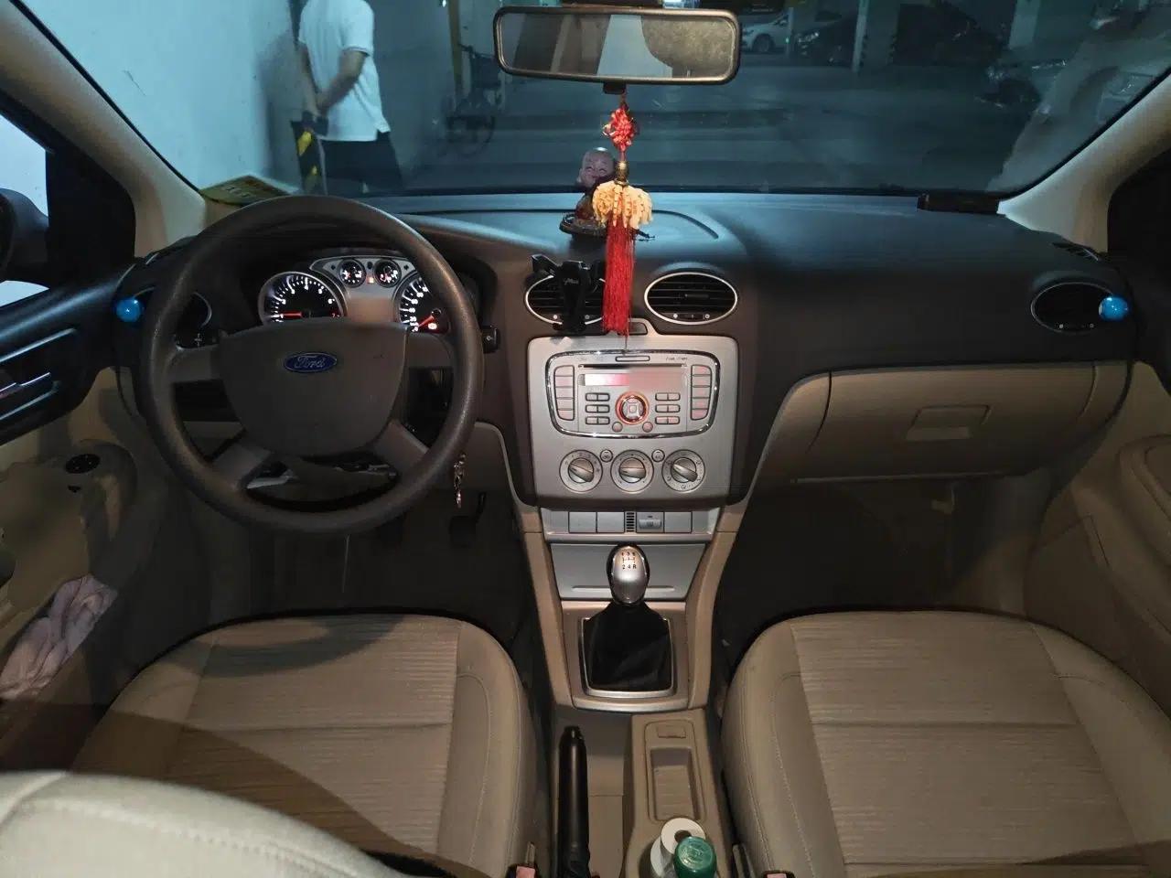Ford Focus 2013 Sedan Classic 1.8L Manual Base Model — миниатюра 9
