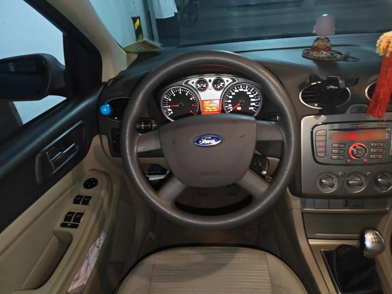 Ford Focus 2013 Sedan Classic 1.8L Manual Base Model — миниатюра 10