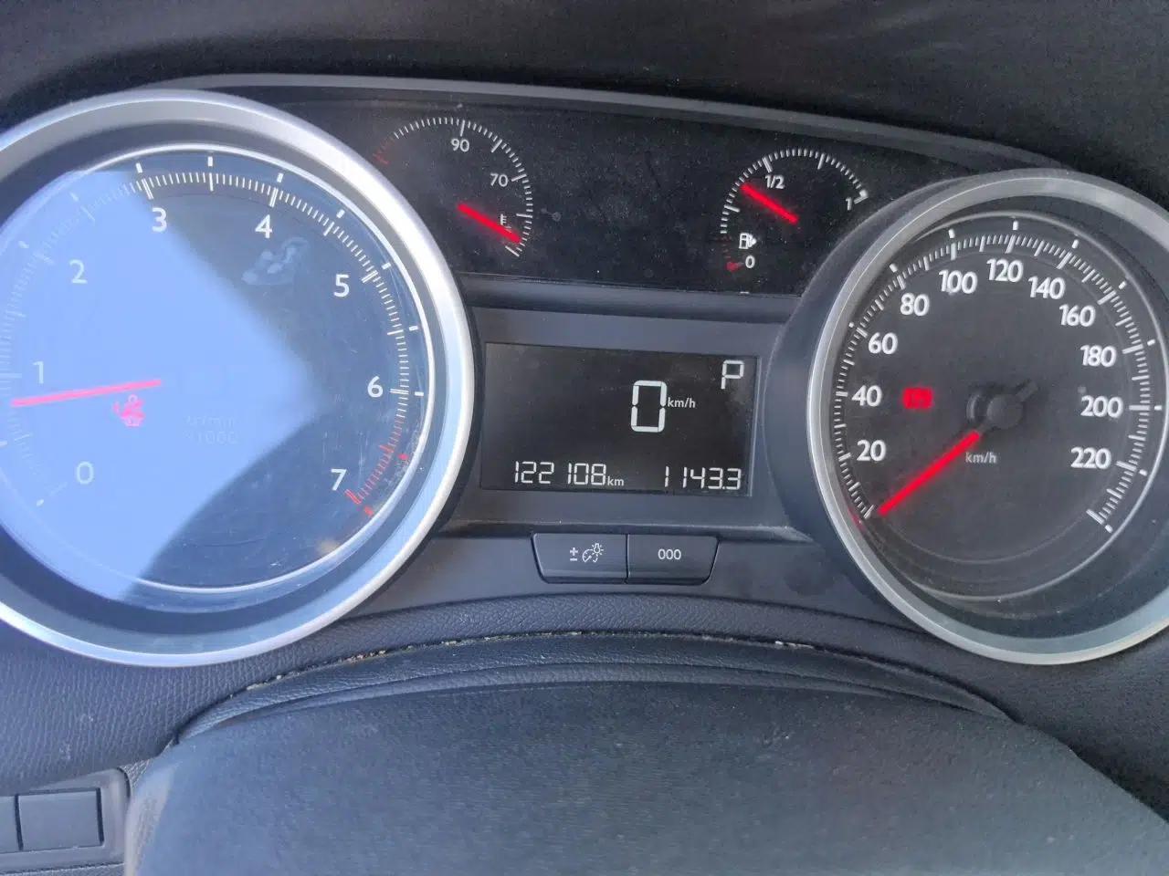 Peugeot 408 2015 1.2T Automatic Luxury Edition — миниатюра 11
