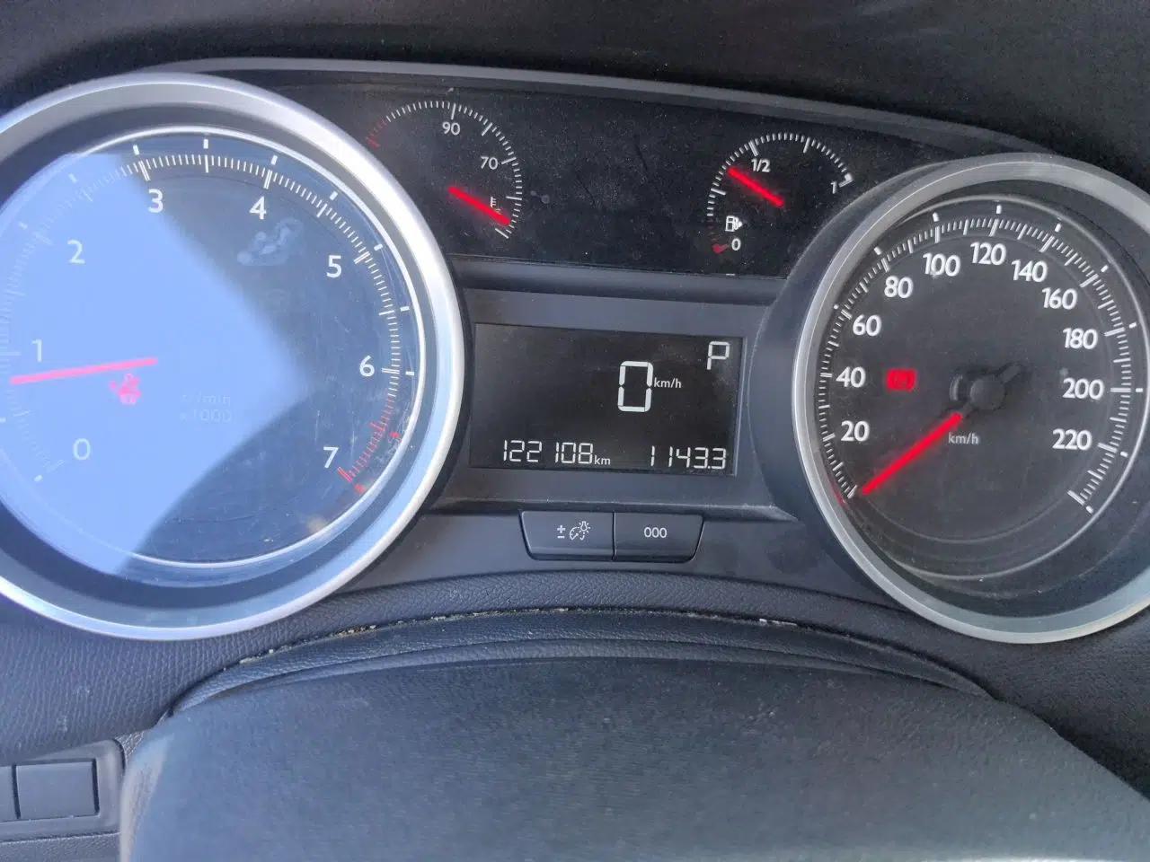 Peugeot 408 2015 1.2T Automatic Luxury Edition — миниатюра 12