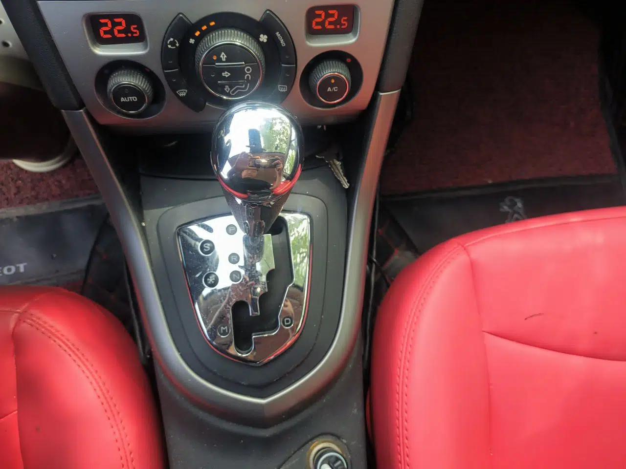Peugeot 408 2011 2.0L Automatic Luxury Edition — миниатюра 14