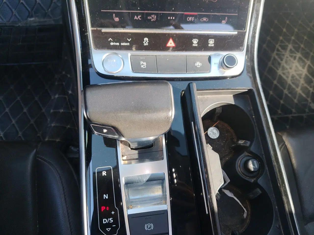 Audi A8 2018 A8L 55 TFSI quattro Launch Edition Elite Model — миниатюра 13