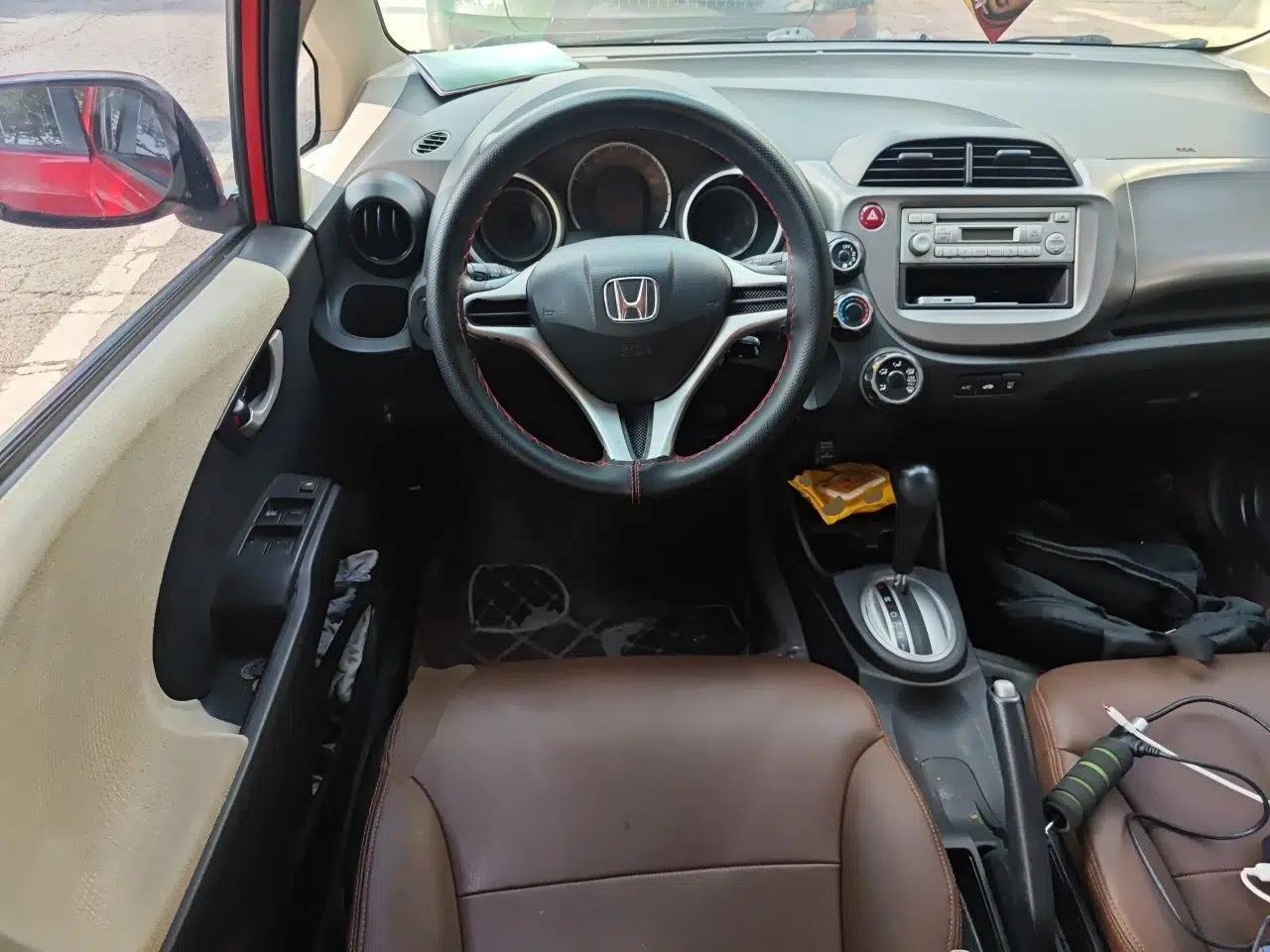 Honda Fit 2011 1.3L automatic comfort version — миниатюра 10