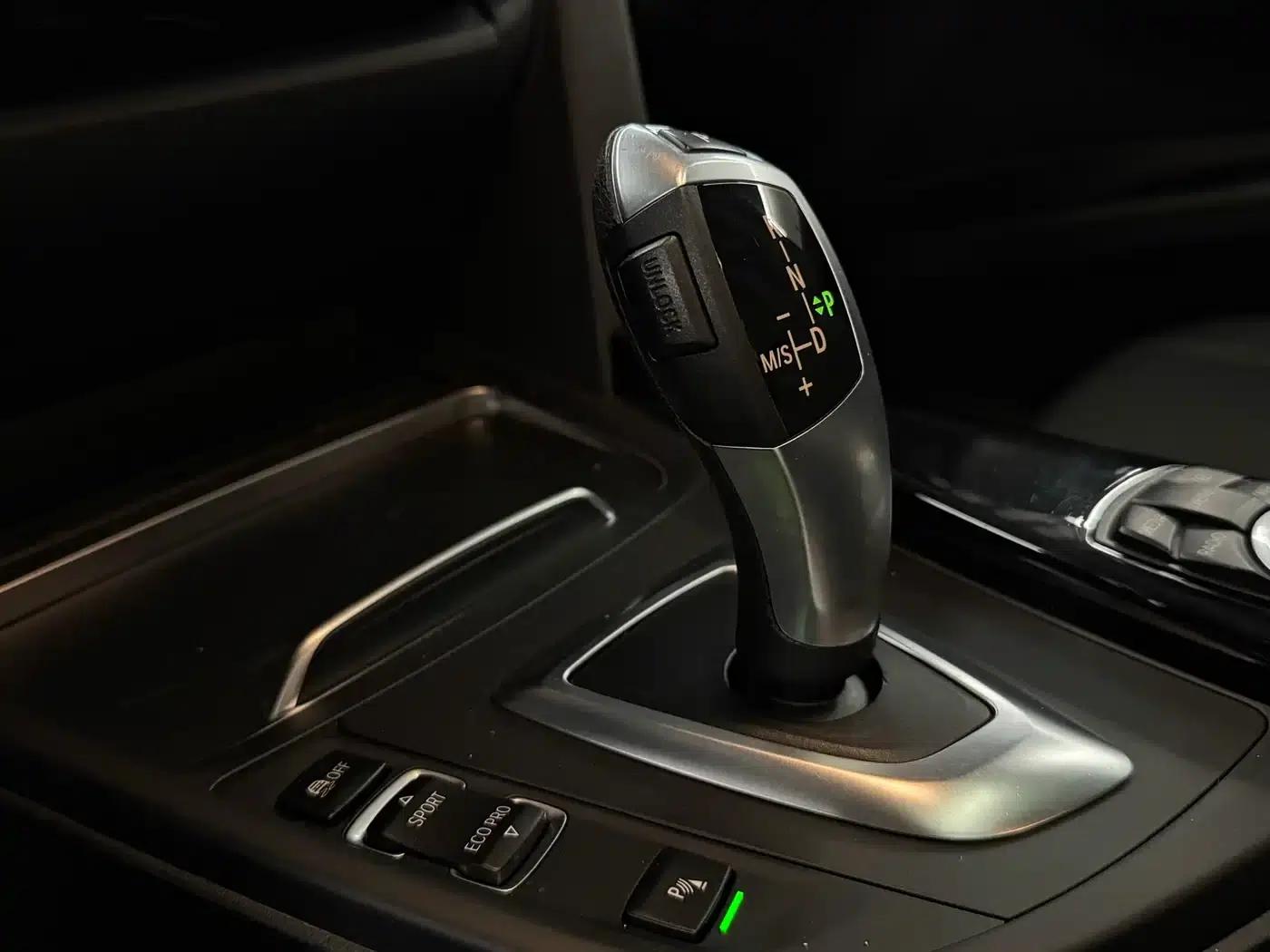 2016 BMW 3 Series 320i Fashion Edition — миниатюра 8