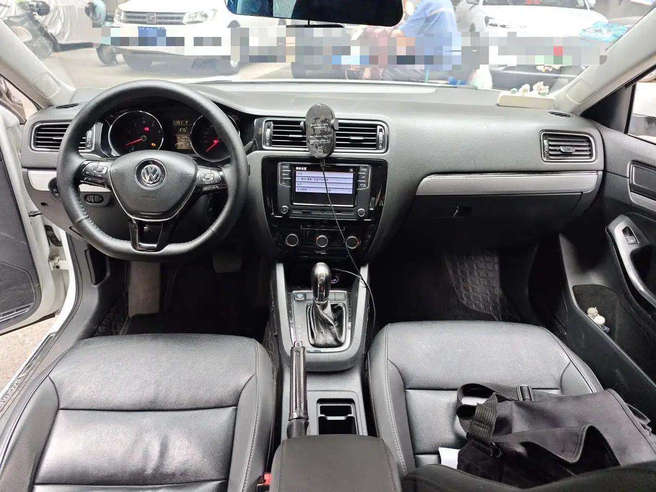 Volkswagen Sagitar 2018 1.6L Automatic Comfort Model — миниатюра 9