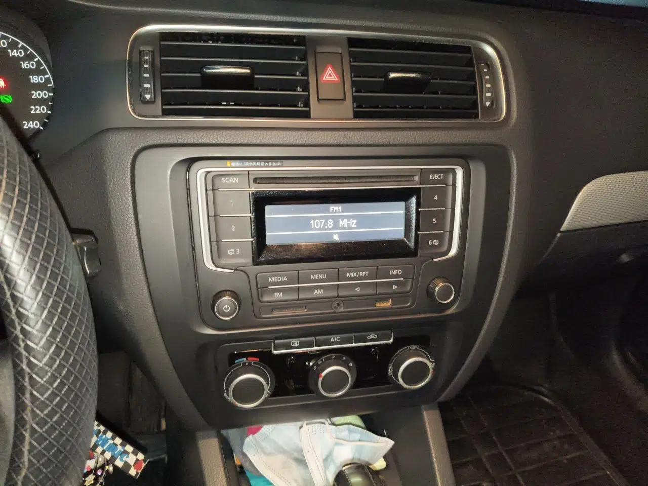 Volkswagen Sagitar 2014 Revised Version 1.6L Automatic Comfort Edition — миниатюра 13