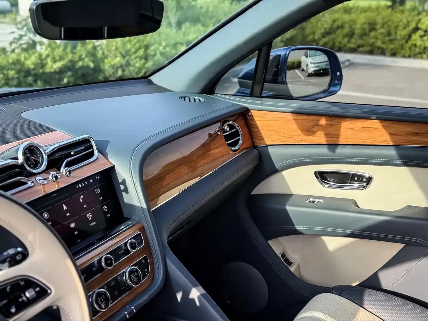 Bentayga 2021 4.0T V8 — миниатюра 17