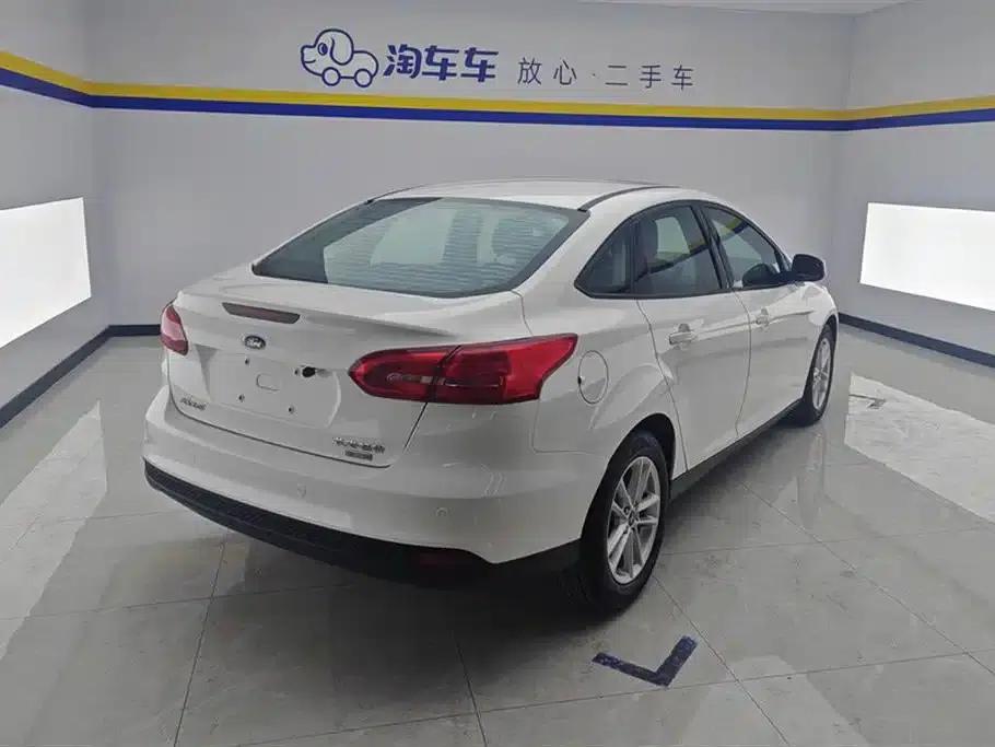 2015 Ford Focus Sedan EcoBoost 125 Manual Super Sport Edition — миниатюра 3