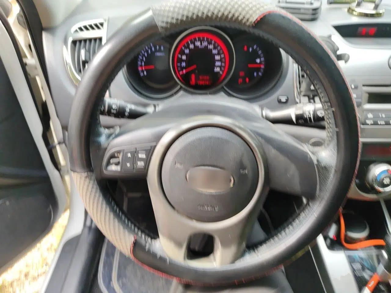 Kia Forte 2011 1.6L AT Premium — миниатюра 10