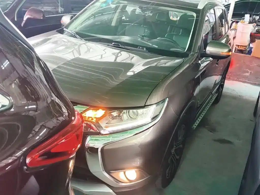 Outlander 2018 2.0L 2WD Glory Edition 5-seater — миниатюра 1