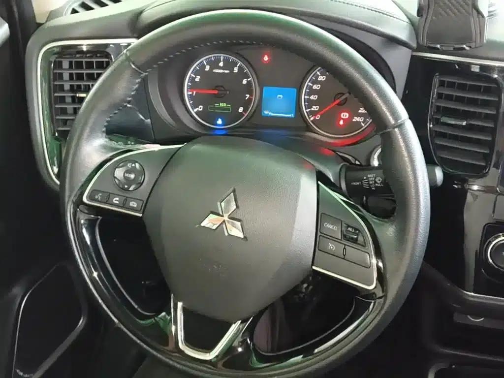 Outlander 2018 2.0L 2WD Glory Edition 5-seater — миниатюра 11