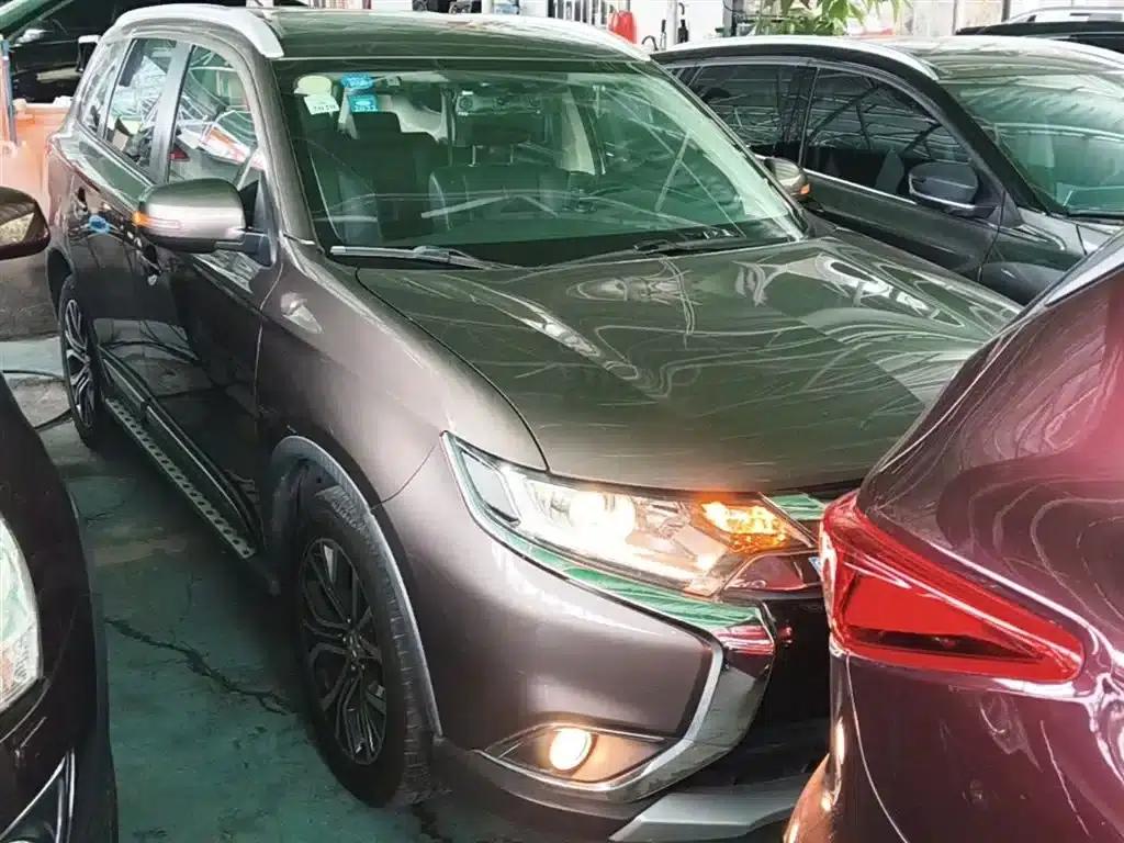 Outlander 2018 2.0L 2WD Glory Edition 5-seater — миниатюра 4
