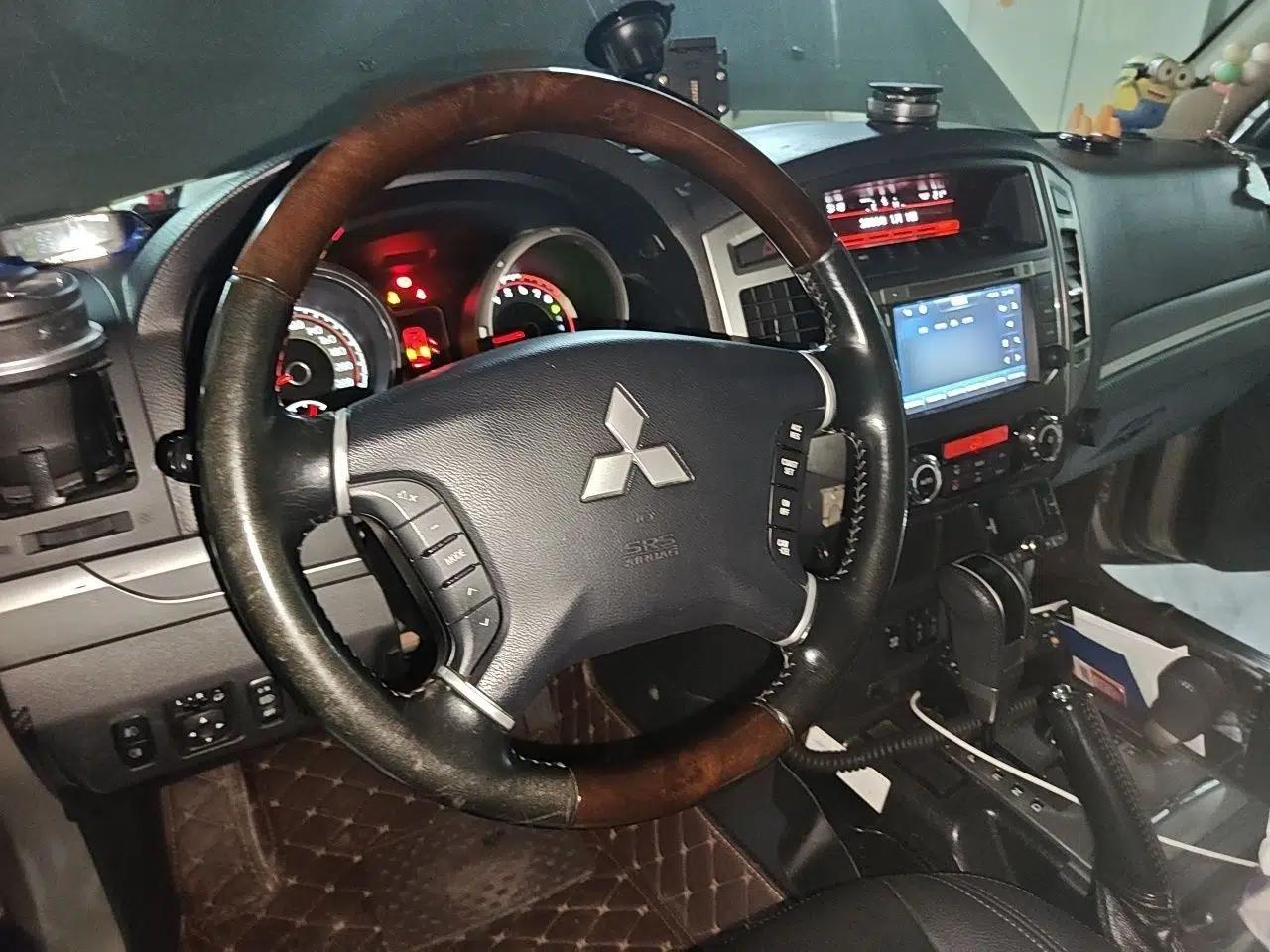 Mitsubishi Pajero 2016 3.0L Automatic Prestige Version China V Standard — миниатюра 10