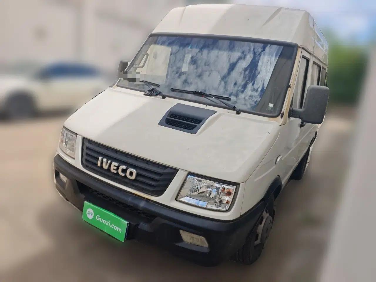 Iveco Daily 2017 2.5T A35 Passenger Van 5-7 Seats Model 47Z5 — миниатюра 1